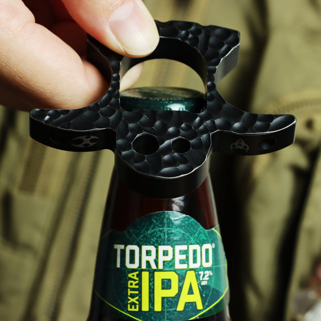 Kansept EDC Flaschenöffner Geist C009A2 Bottle Opener – Blackwash Titanium with Orange Peel Pattern Andreas Goltz Designed| Outdoor EDC Gear
