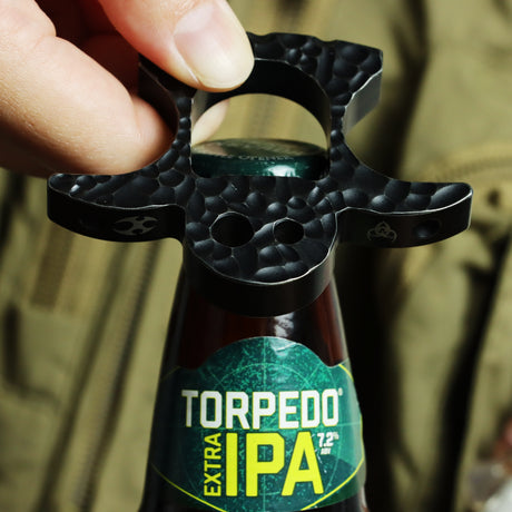 Kansept EDC Flaschenöffner Geist C009A2 Bottle Opener – Blackwash Titanium with Orange Peel Pattern Andreas Goltz Designed| Outdoor EDC Gear