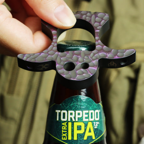 Kansept EDC Flaschenöffner Geist C009A4 Bottle Opener – Purple Anodized Titanium with Orange Peel Pattern Andreas Goltz Designed| Outdoor EDC Gear